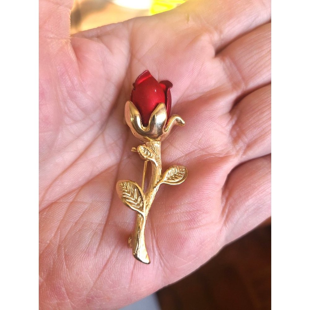 UNSIGNED GOLD TONE METAL WITH ENAMELED DEEP RED ROSEBUD